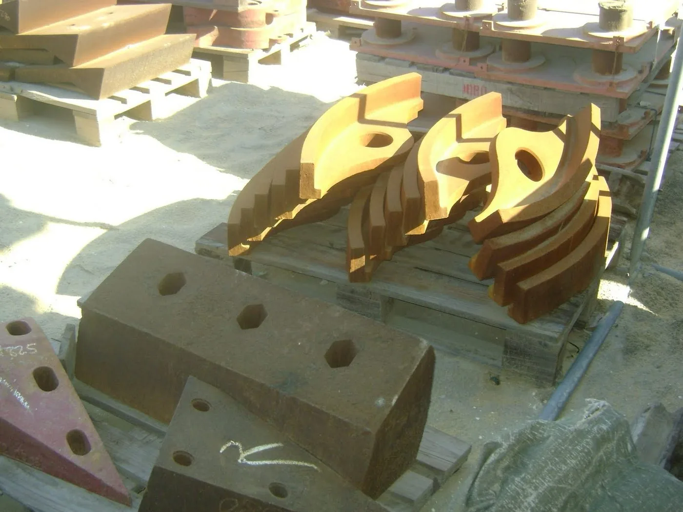 Shredder rotor end caps and anvils in alloy steel